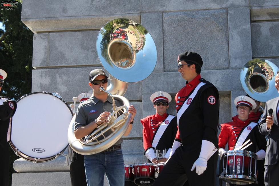 Ricky Stenhouse Jun. als Tuba-Spieler bei einer Marching-Band