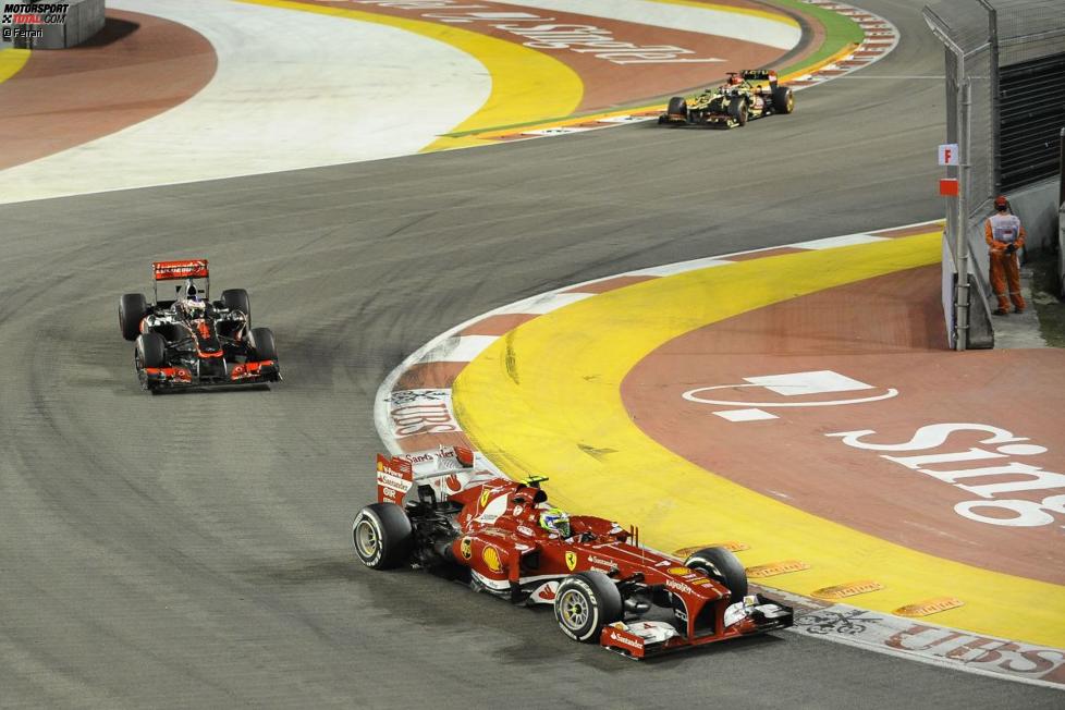 Felipe Massa (Ferrari) vor und Jenson Button (McLaren) 