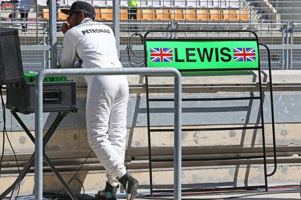Lewis Hamilton (Mercedes) wartet