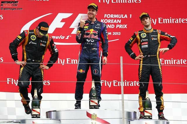 Eine Körpersprache, die Bände spricht: Vettel ist der überlegene Champion, an dem sich die Lotus-Piloten die Zähne ausbeißen!