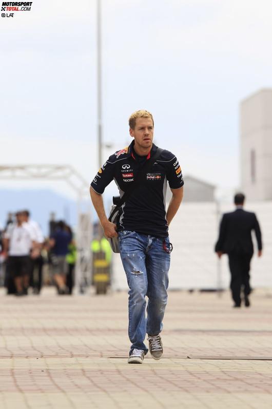 Sebastian Vettel (Red Bull) kommt im Paddock an