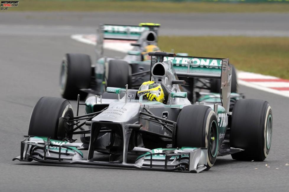 Nico Rosberg mit funkendem Frontflügel vor Lewis Hamilton (Mercedes) 