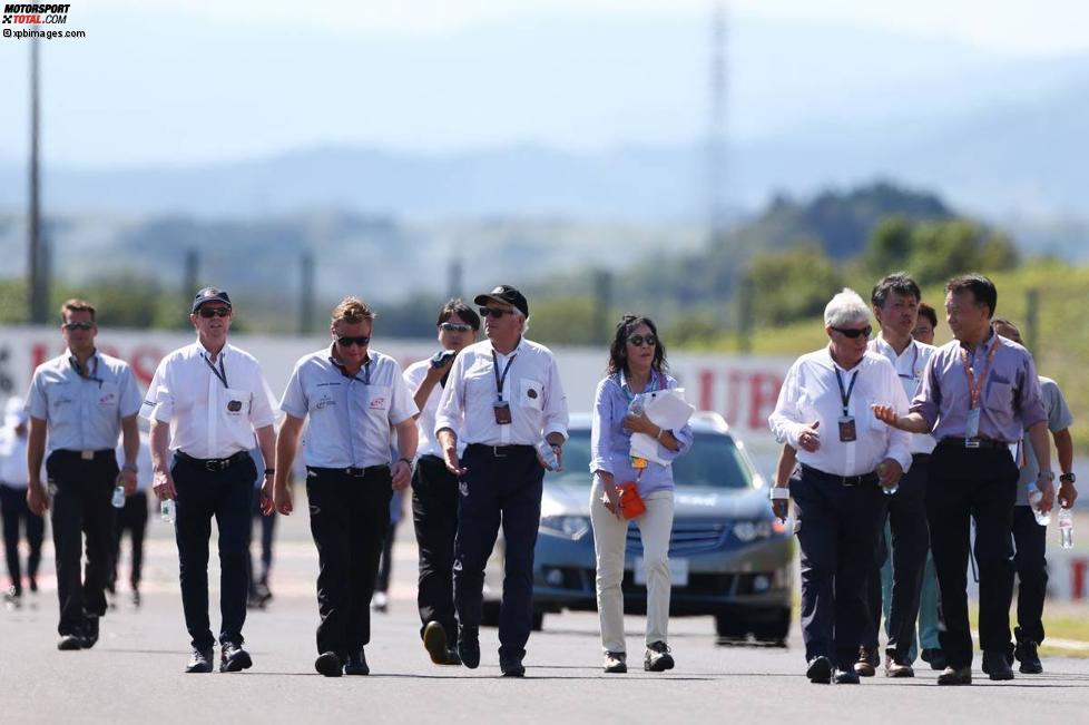 Die FIA-Delegation rund um Rennleiter Charlie Whiting geht die Strecke ab