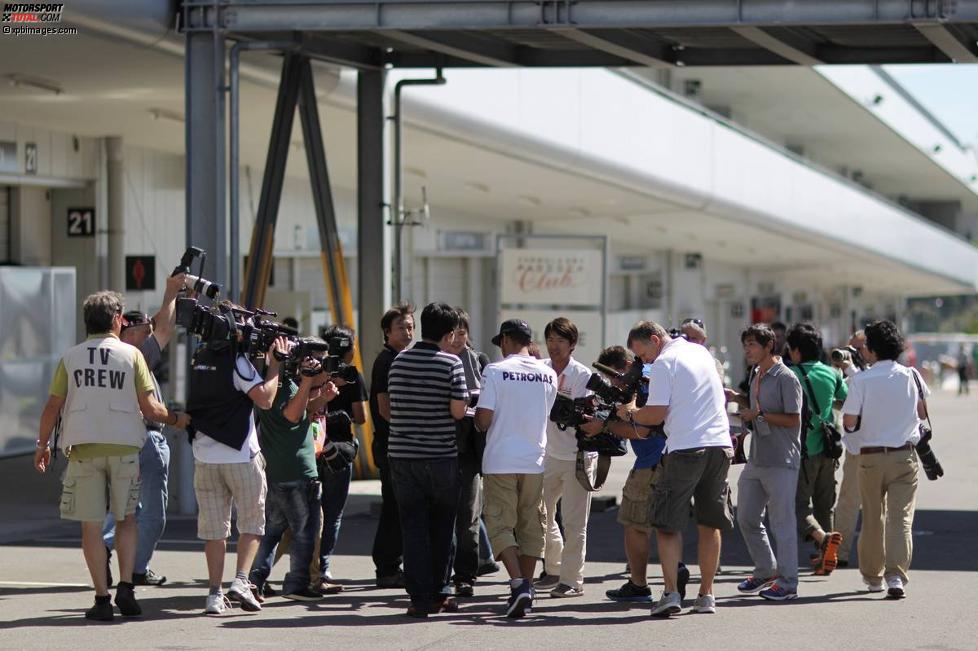 Lewis Hamilton (Mercedes) umzingelt von Fotografen und Fans
