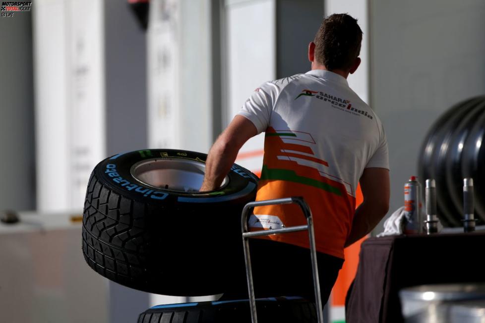 Force-India-Mechaniker mit Pirelli-Reifen