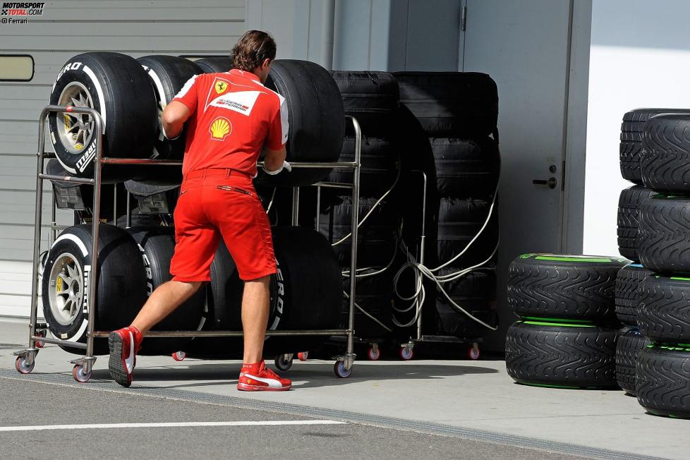 Ferrari-Mechaniker mit Pirelli-Reifen