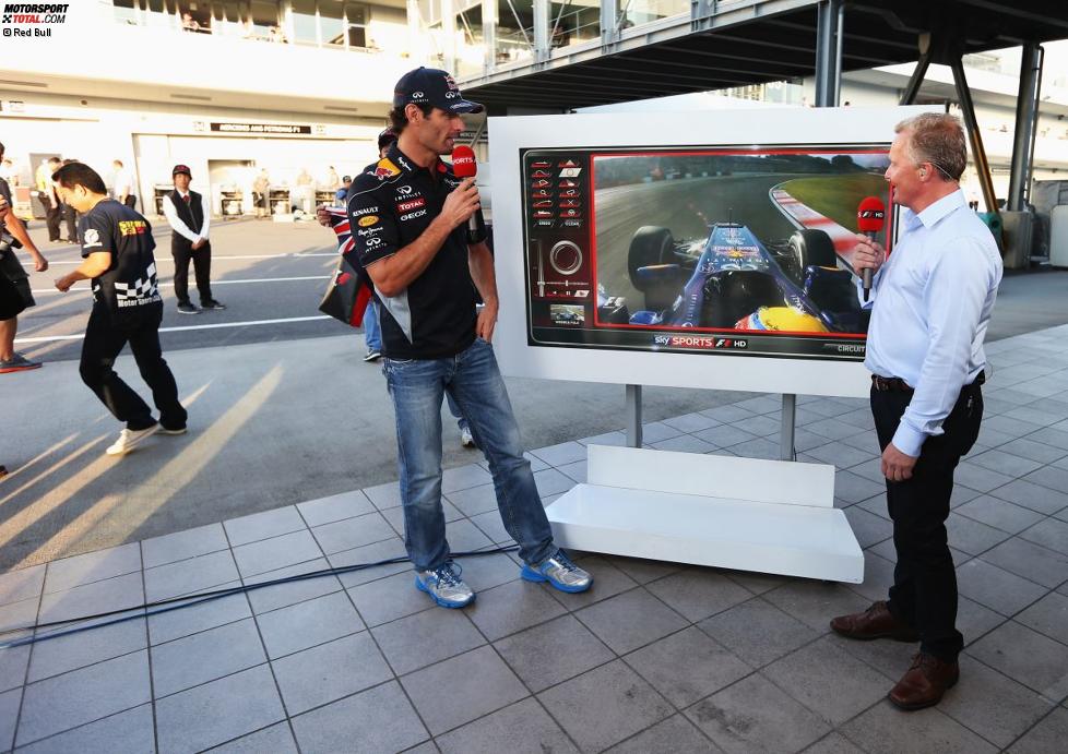 Mark Webber (Red Bull) analysiert seine Pole-Runde mit Johnny Herbert