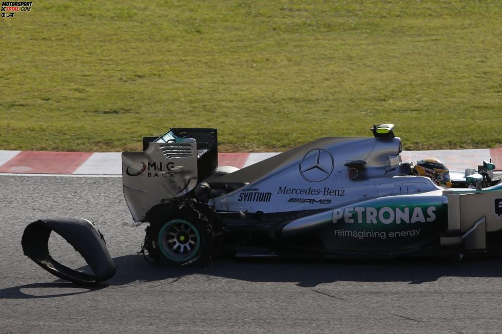 Lewis Hamilton (Mercedes) mit einem Reifenschaden