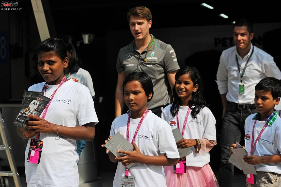 Indische Kinder besuchen das Mercedes-Team