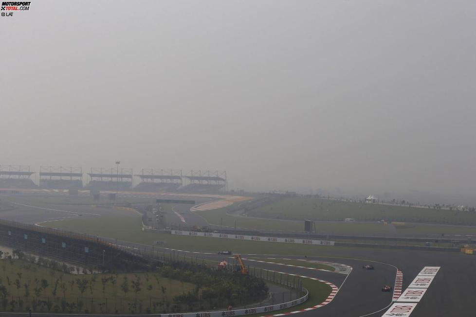 Kimi Räikkönen (Lotus) und Jules Bianchi (Marussia) im Smog von Noida
