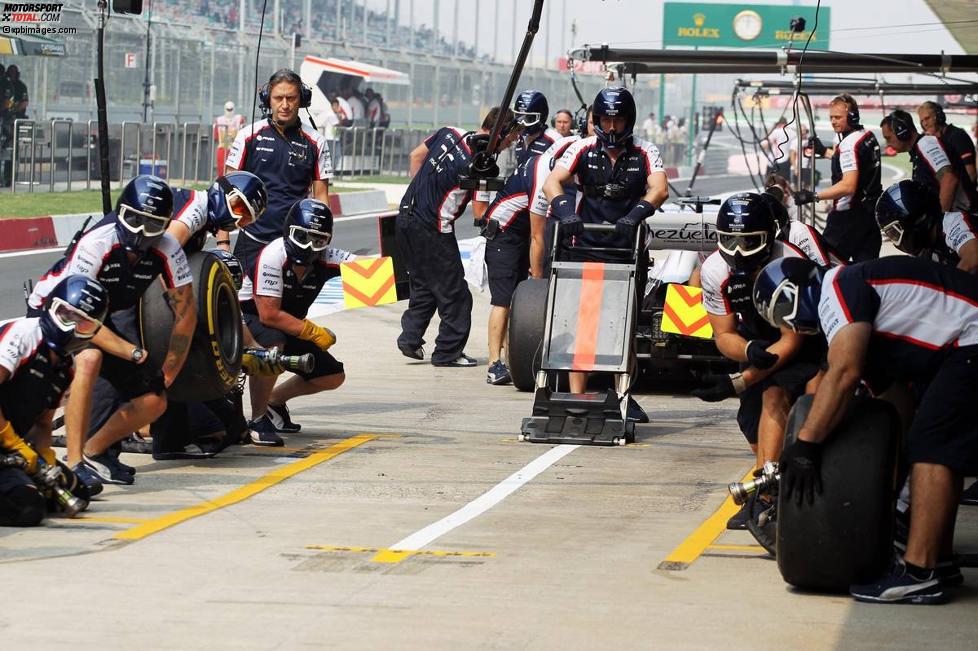 Williams-Team übt einen Boxenstopp, nachdem Pastor Maldonado am Freitag erneut ein Rad verloren hat