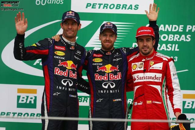 Das letzte Podium des Jahres: Sieger Sebastian Vettel umringt von Teamkollege Mark Webber nach seinem letzten Rennen sowie Ferrari-Star Fernando Alonso.