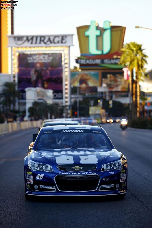 Jimmie Johnson (Hendrick) führt den NASCAR-Konvoi auf dem Las-Vegas-Strip an