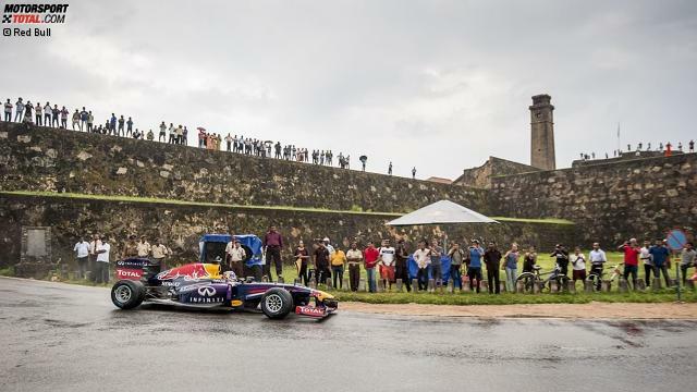 Daniel Ricciardo driftete im RB7 durch die nassen und sandigen Straßen Sri Lankas...
