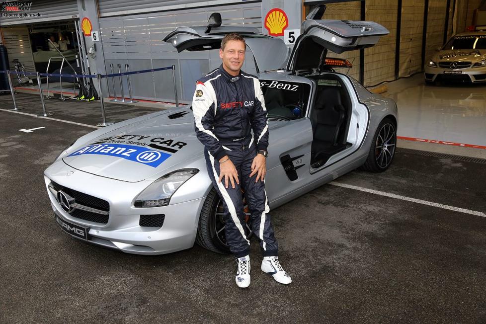 Bernd Mayländer vor dem Safety-Car, einem Mercedes-Benz SLS AMG