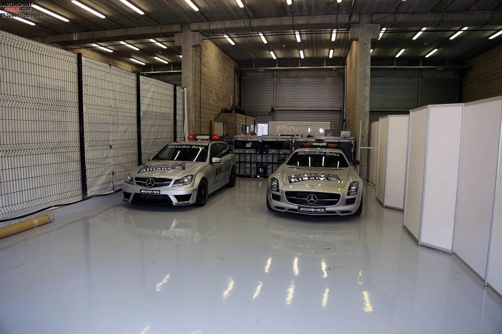 Das Ersatz-Safety-Car und das Medical-Car in der FIA-Garage