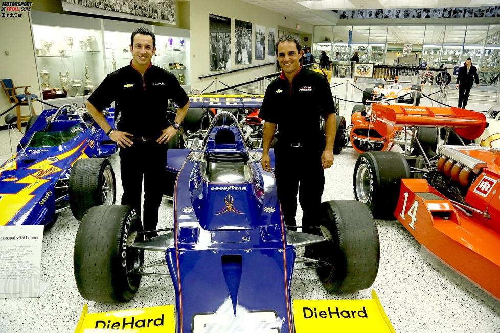 Helio Castroneves und Juan Pablo Montoya vor dem Penske-Siegerauto von 1972, das damals Mark Donohue fuhr