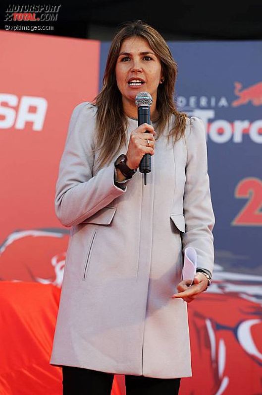 Die spanische TV-Moderatorin Nira Juanco führt durch die Präsentation
