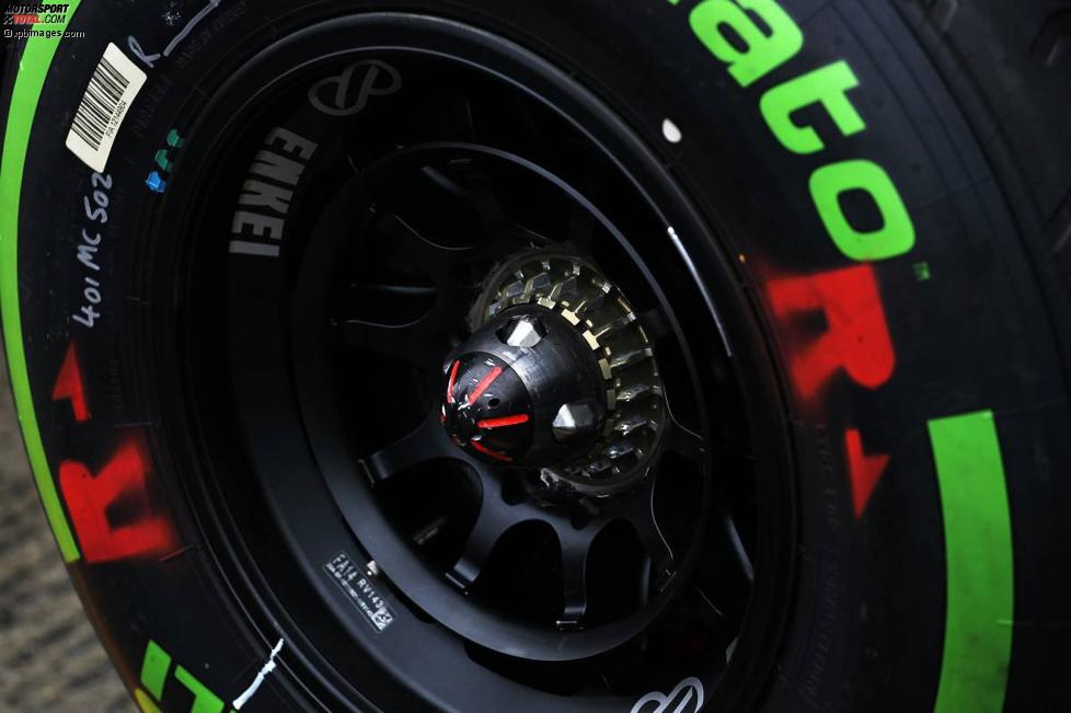 Pirelli-Reifen und Radmutter