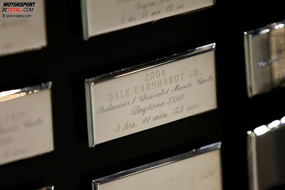Der Name Dale Earnhardt Jr. prangt nun zweimal auf der Harley J. Earl Trophy