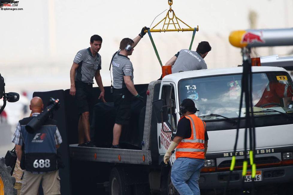 Der Wagen von Lewis Hamilton (Mercedes) kommt zurück zur Box