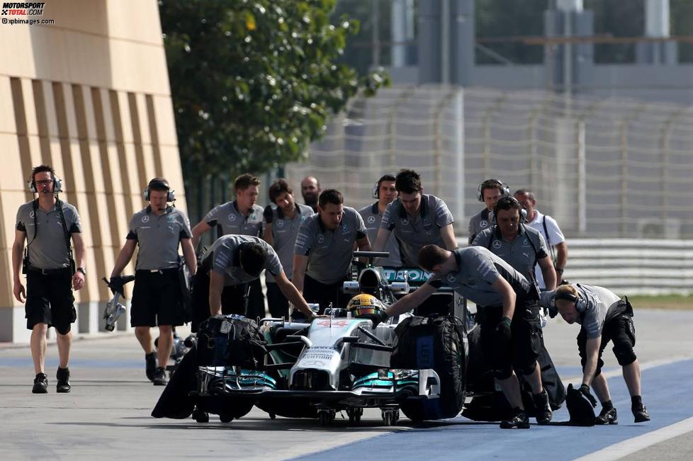 Der Wagen von Lewis Hamilton (Mercedes) wird geschoben