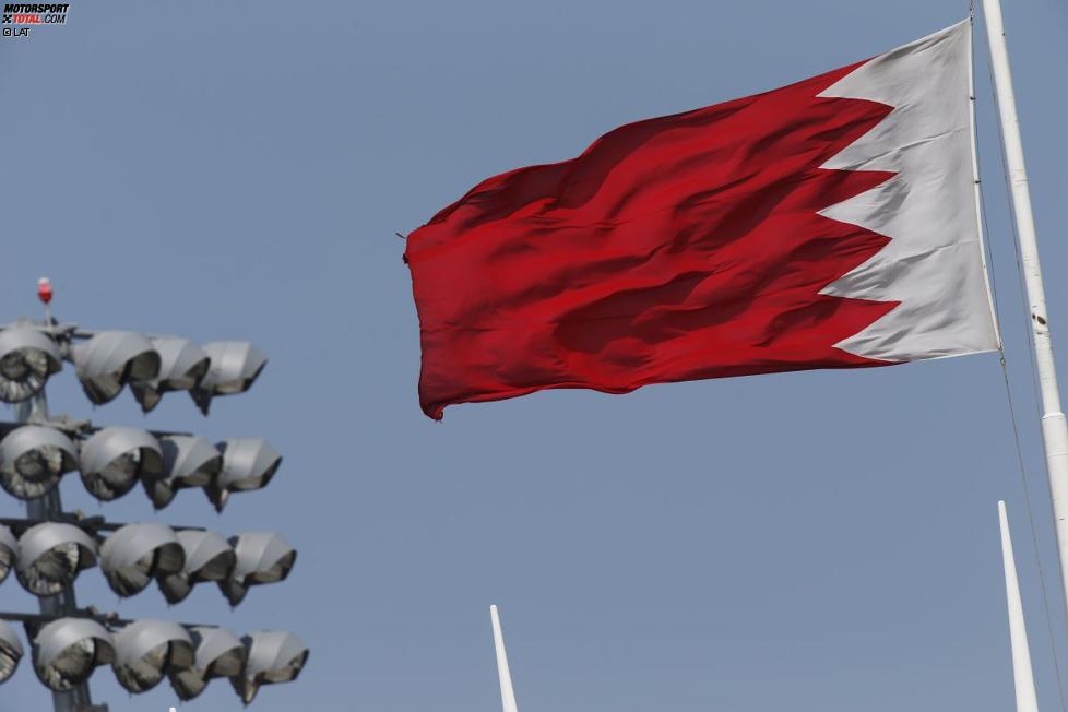 Bahrain-Flagge neben Flutlicht-Masten