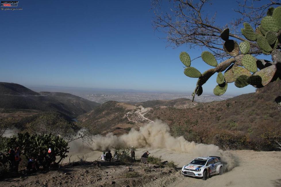 Sebastien Ogier (Volkswagen) pflügt durch die mexikanische Landschaft