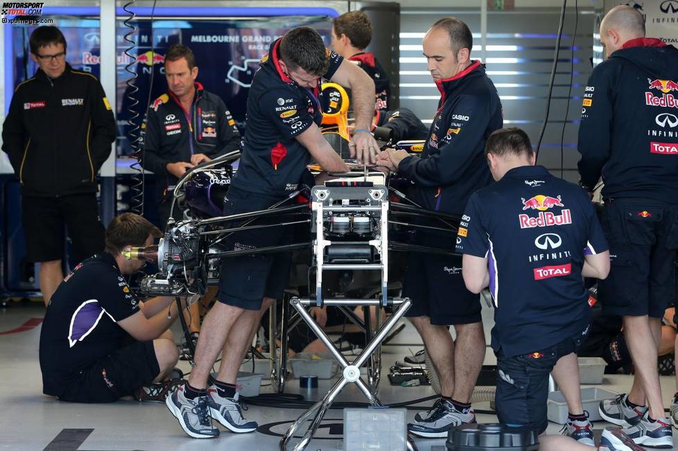 Red Bull: Mechaniker bei der Arbeit