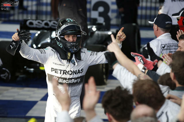 Beim Saisonauftakt in Melbourne hat Rosberg die Nase noch vorne, Hamilton scheidet aus.