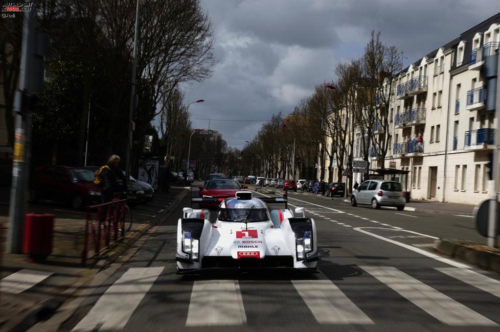 Tom Kristensen (Audi Sport) fährt durch die Straßen von Le Mans