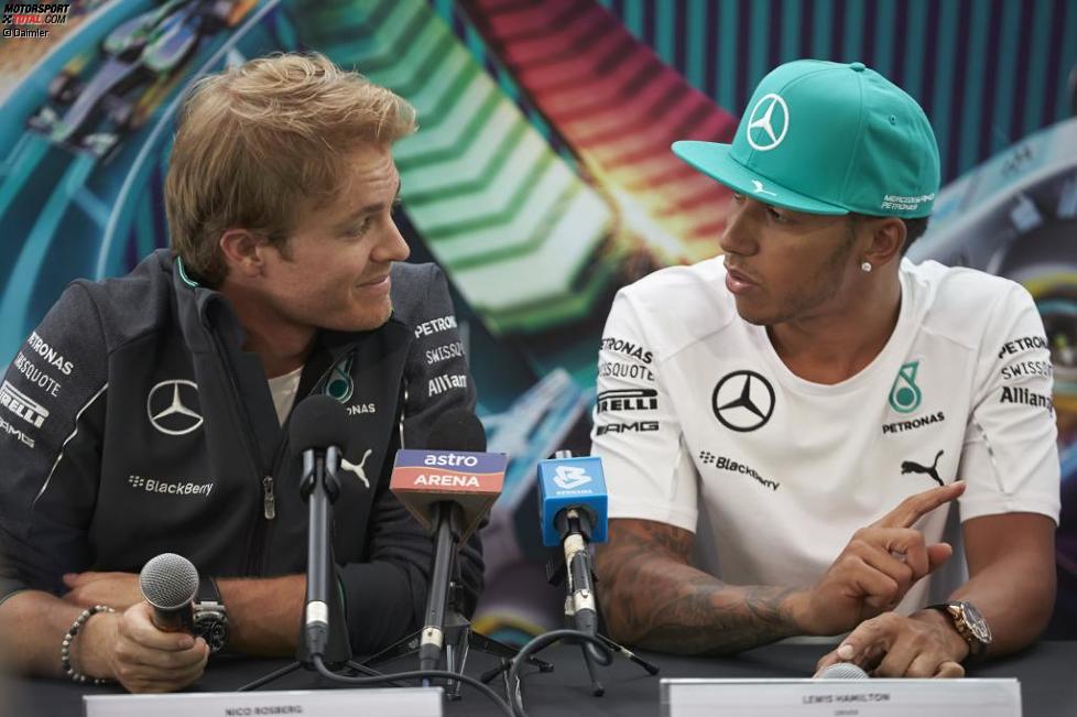 Nico Rosberg und Lewis Hamilton (Mercedes) beantworten geduldig die Fragen der Gäste