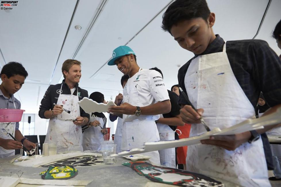 Auch künstlerisch betätigen sich Nico Rosberg und  Lewis Hamilton (Mercedes) 