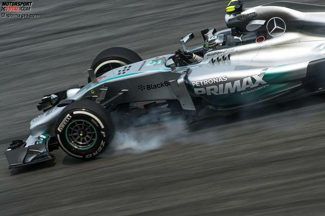 Hier lässt es Nico Rosberg rauchen: Der Deutsche fuhr am Nachmittag zur Bestzeit und hofft erneut auf den Sieg.
