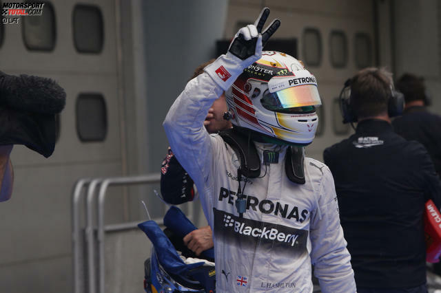 Ja, das ist schon die zweite Pole-Position der Saison! Wie schon in Melbourne, startet Lewis Hamilton auch in Sepang von ganz vorn. Diesmal hofft er auf eine zuverlässige Technik und den Sieg.