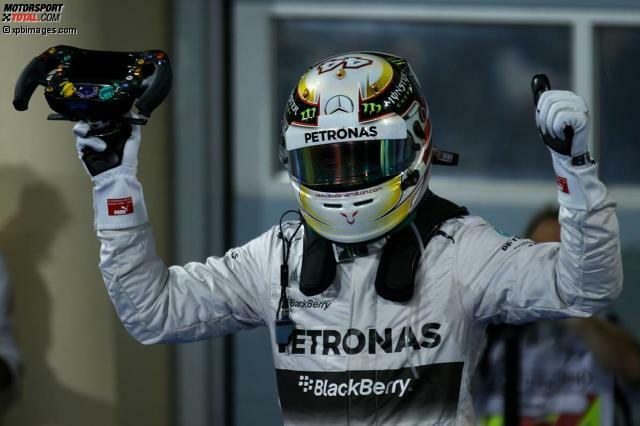 Lewis Hamilton jubelt über seinen ersten Sieg in der Wüste von Sachir.