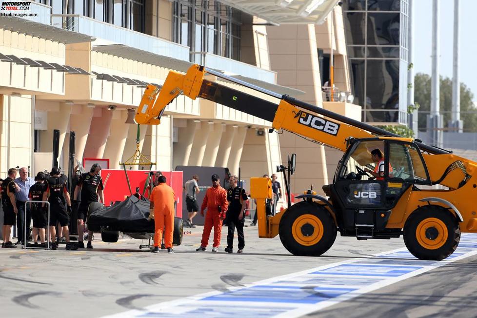 Romain Grosjeans Lotus wird an die Box zurückgebracht 