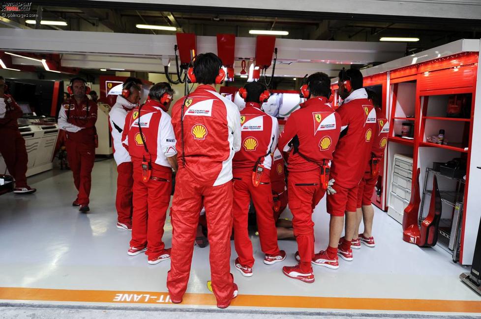 Am Auto von Kimi Räikkönen (Ferrari) wird gearbeitet - unter Ausschluss der Öffentlichkeit