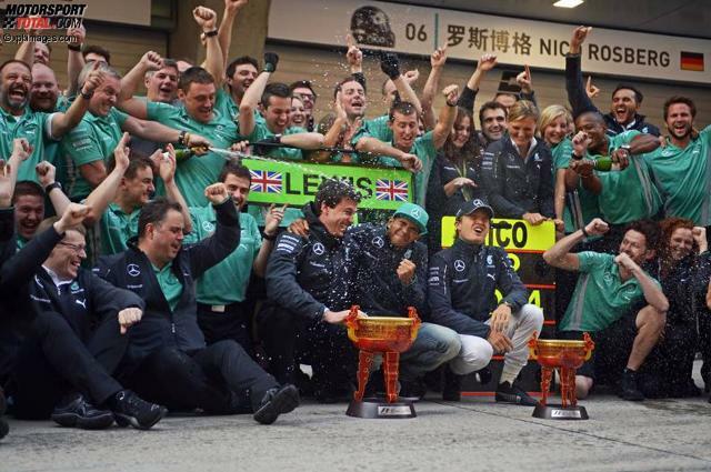 Für Mercedes gibt es derzeit viel Grund zum Feiern. Lewis Hamilton und Nico Rosberg schnappen sich alle Erfolge, die sie bekommen können