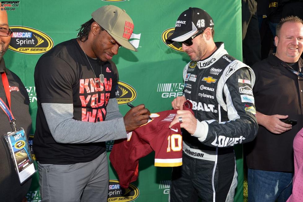 NASCAR-Champion Jimmie Johnson holt sich ein Autogramm von Robert Griffin III, Quterback der Washington Redskins