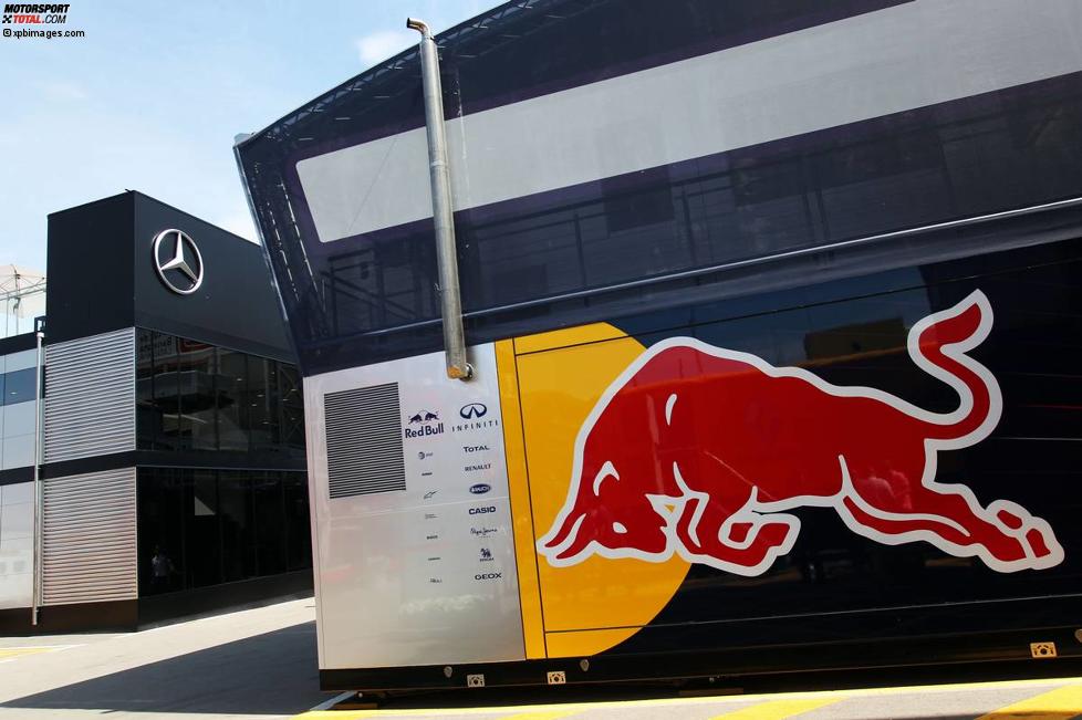Red-Bull-Truck im Paddock