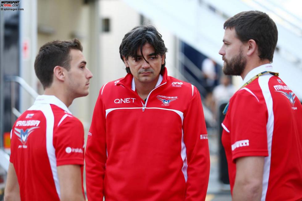 Jules Bianchi (Marussia) mit seinen Renningenieuren Francesco Nenci und Paul Davison
