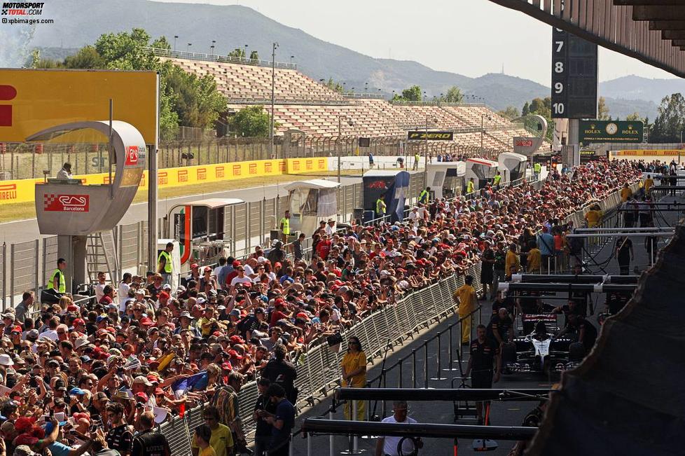 Tausende Fans beim Pitwalk in Barcelona