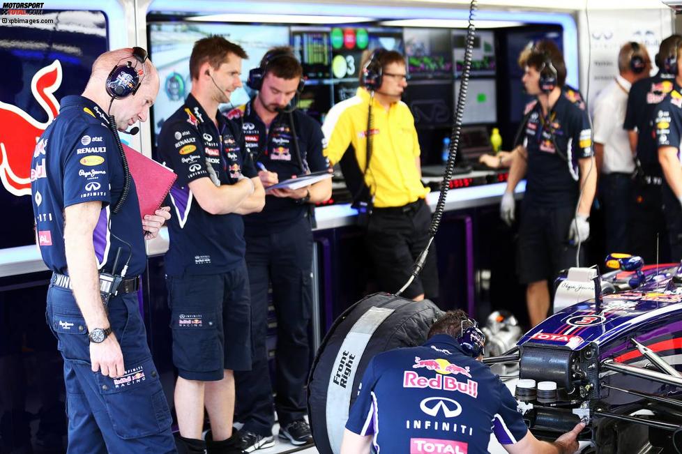 Adrian Newey starrt auf das Auto von Sebastian Vettel, das Sorgen bereitet