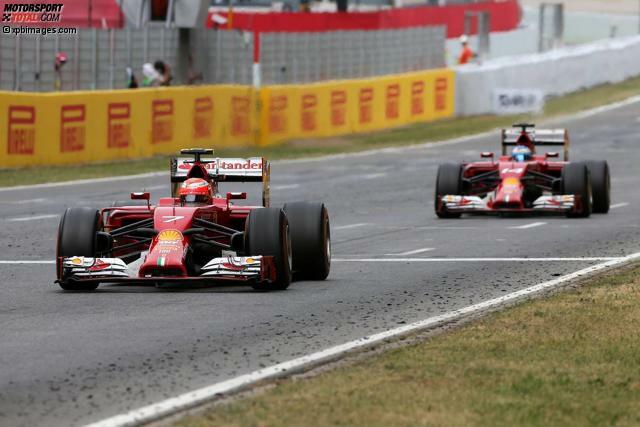 Kimi Räikkönen lag zu Beginn des Rennens vor seinem Teamkollegen Fernando Alonso. Kimi Räikkönen lag zu Beginn des Rennens vor seinem Teamkollegen Fernando Alonso.