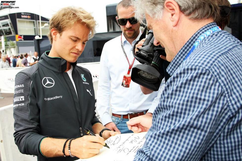 Nico Rosberg (Mercedes) schreibt eine Grußbotschaft an Michael Schumacher 