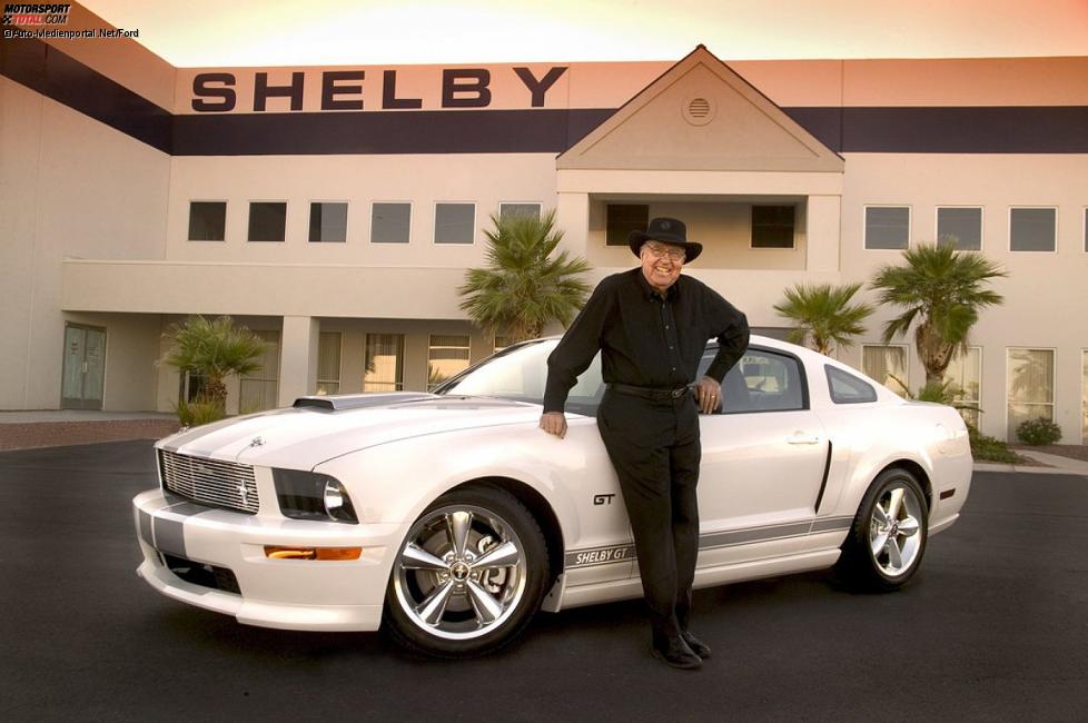 Carroll Shelby mit einem Ford Mustang Shelby GT (2007)