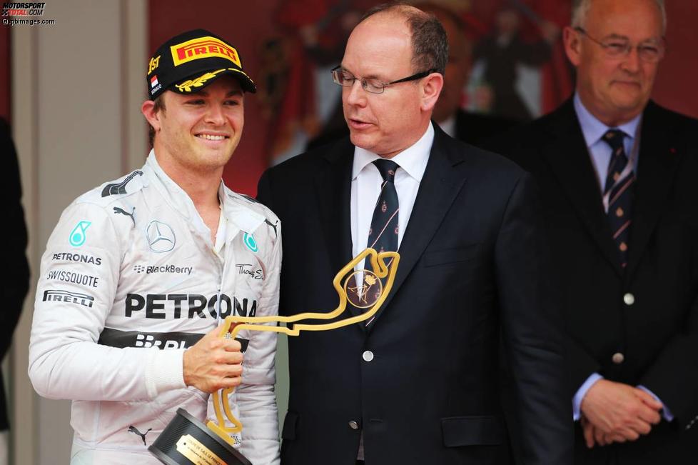 Nico Rosberg (Mercedes) empfängt den Siegerpokal von Fürst Albert II