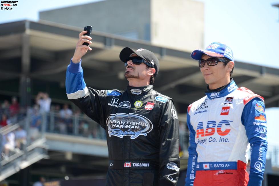 Fahrervorstellung: Alex Tagliani macht ein Selfie neben Takuma Sato