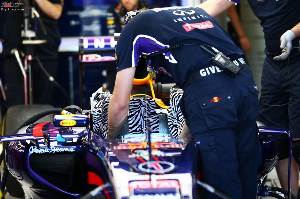 Der Rennsitz von Sebastian Vettel (Red Bull) wird montiert
